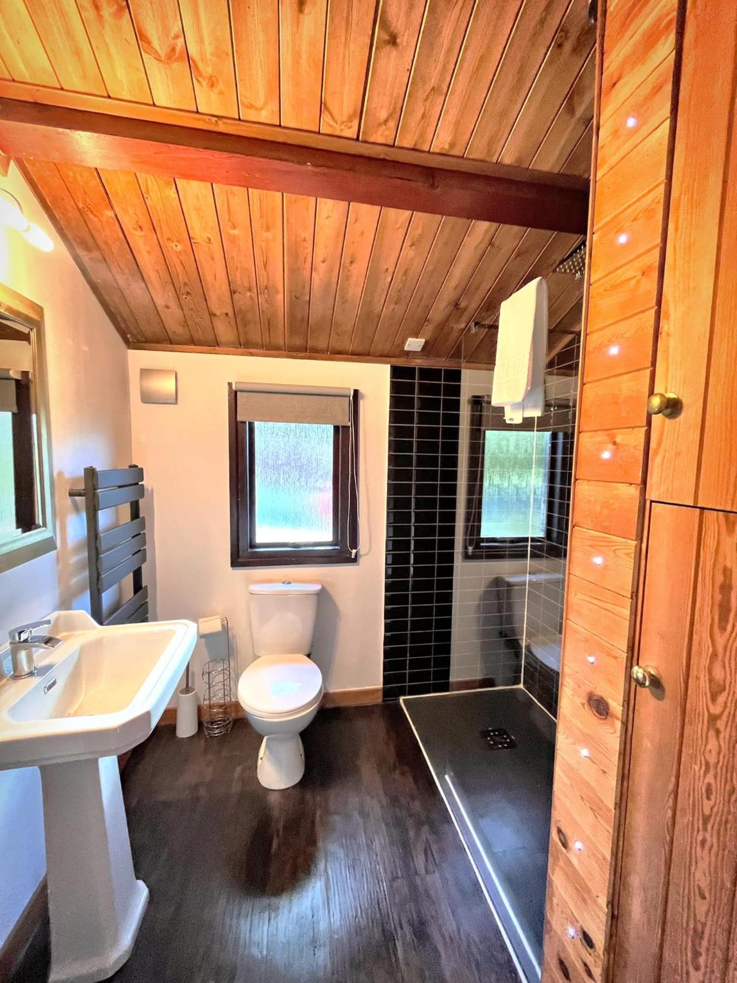 Chalet Snowdrop 10-hot Tub-woodlandlodges-st Clears-pembrokeshire Carmarthen