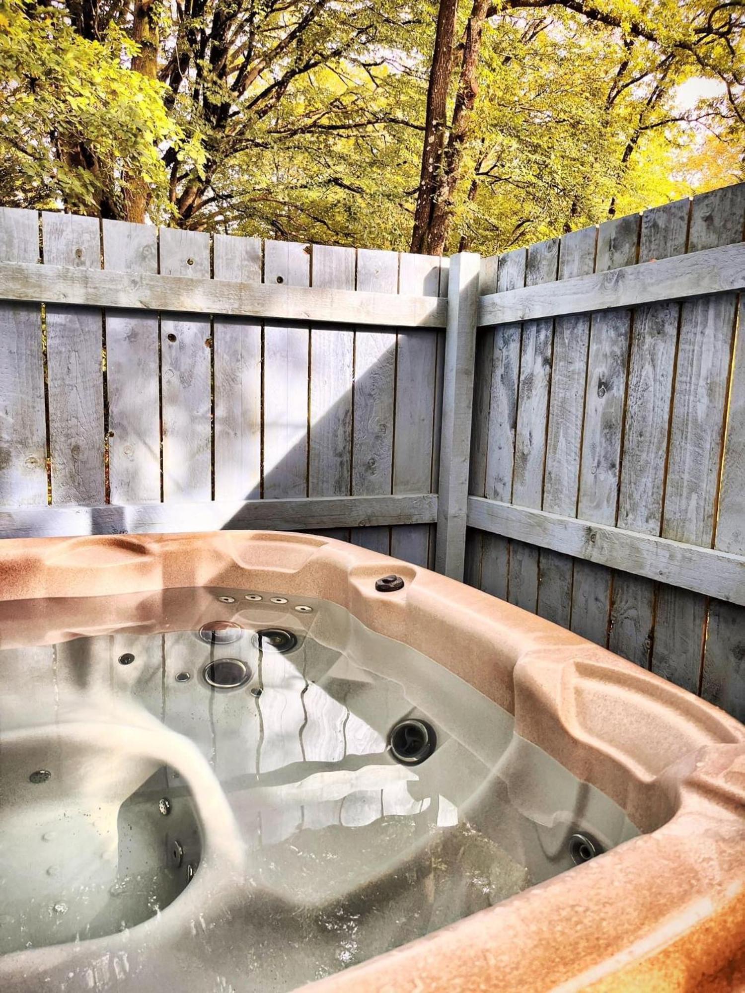Snowdrop 10-hot Tub-woodlandlodges-st Clears-pembrokeshire